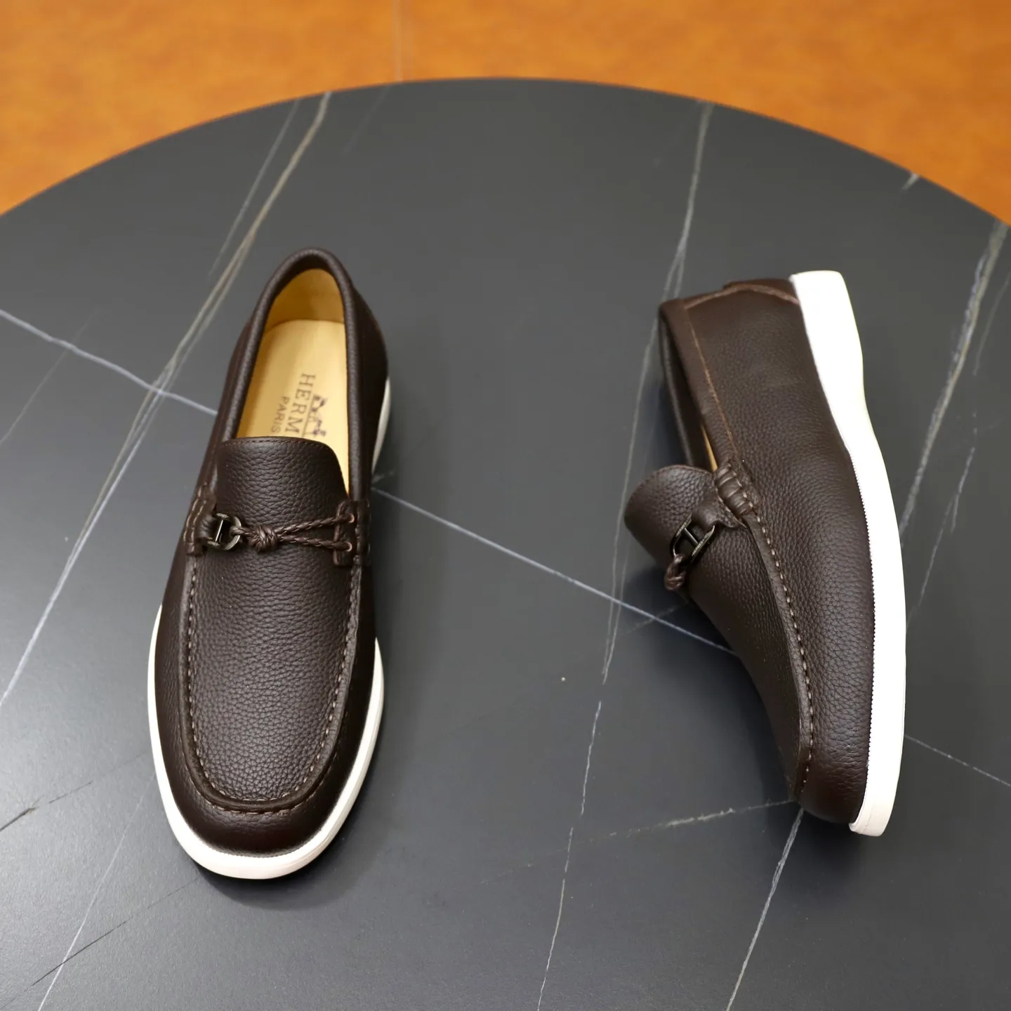 Ex-factory price: 560💰Hermès/Hermès slip-on men's shoes. This shoe is made of imported pebbled cowhide. It has simple and smooth lines and is combined with aerodynamically designed 3CM rubber foam ultra-light soles! Youthful and fashionable, classic H-shaped hardware buckle decoration, calf lining gently wraps the feet, with logo cowhide feet, casual and urban style, highlighting youthful vitality, sports and leisure version, super versatile, code number: 38-39-40-41-42-43-44 standard leather shoe size (45 can be customized but does not support returns)